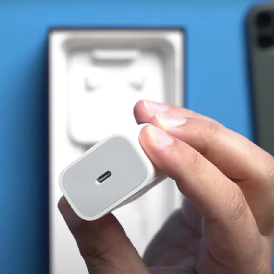 iPhone USB-C 20W Power Adapter - Image 11