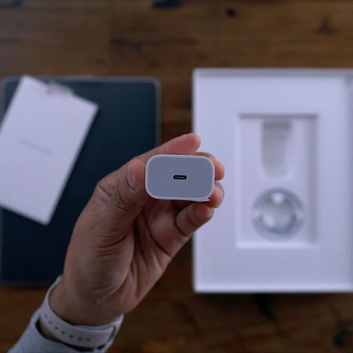 iPhone USB-C 20W Power Adapter - Image 7