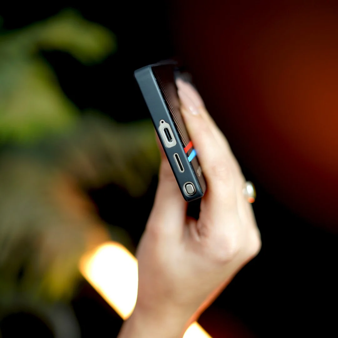 Dynamic Sporty Carbon Fiber Leather Case - Samsung - Image 3