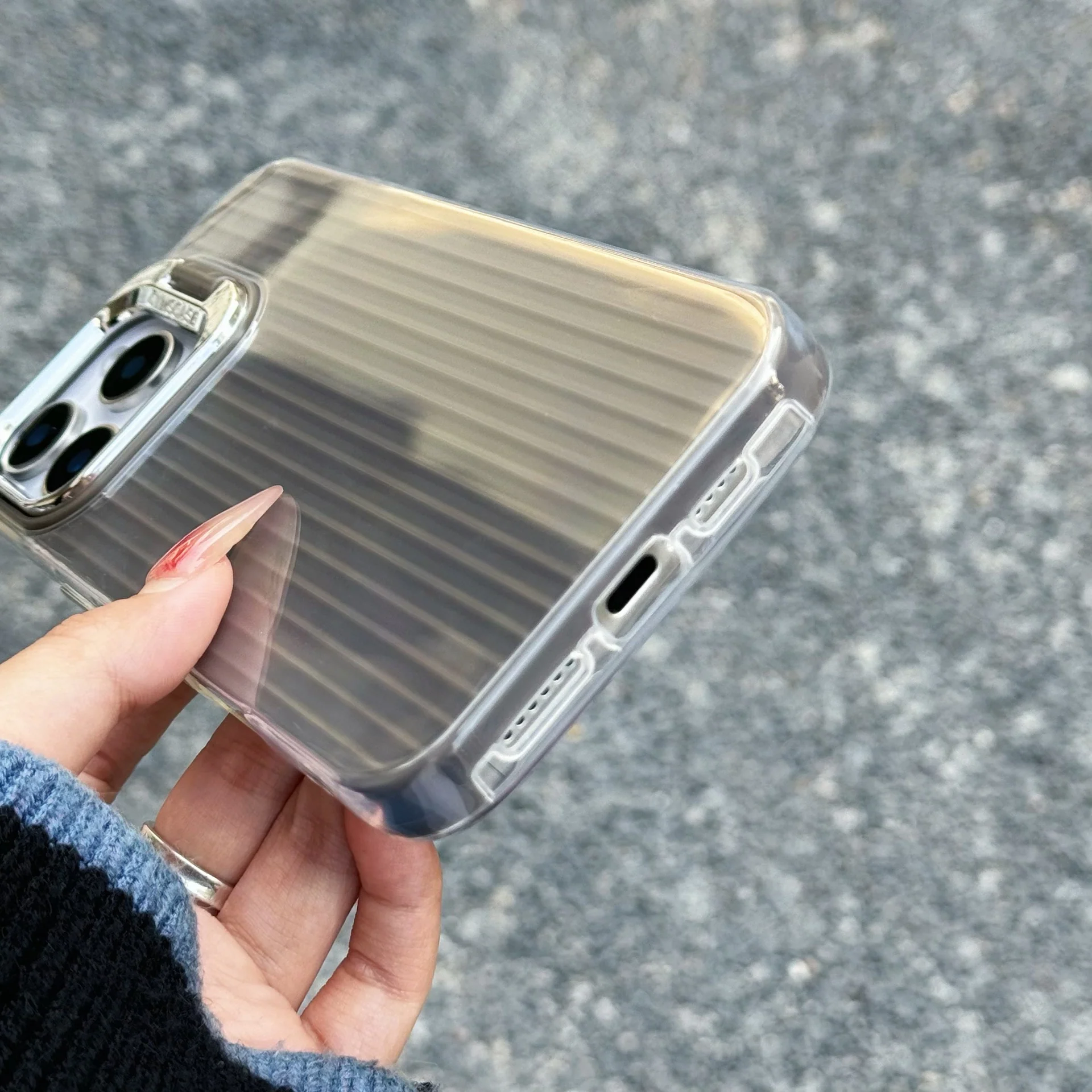 Elegant Groove Pattern Lens Bracket Case - iPhone - Image 5